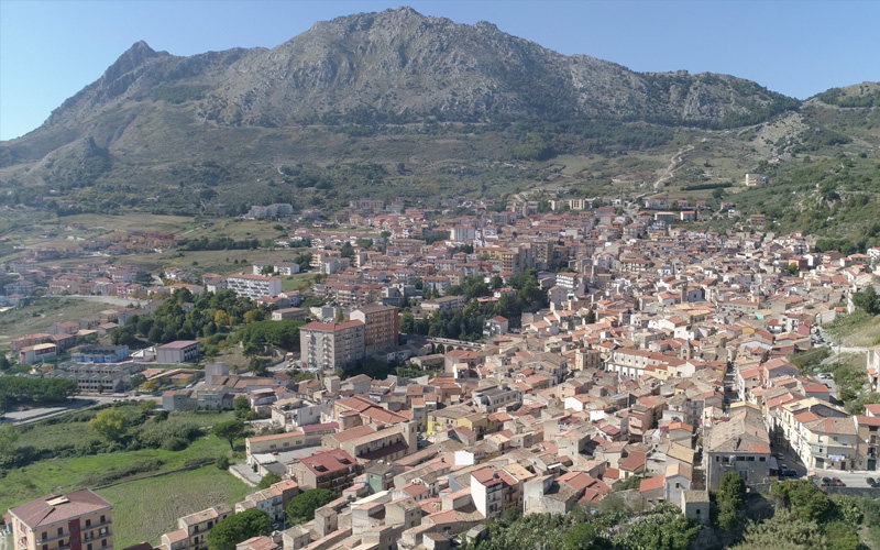 Piana degli Albanesi, eine Stadt, die sich am See spiegelt